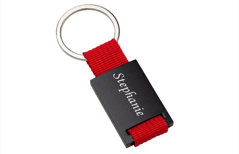 Schlüsselanhänger personalisiert Schlüsselanhänger mit schwarzem Metall und rotem Band, graviert mit dem Namen "Stefanie".