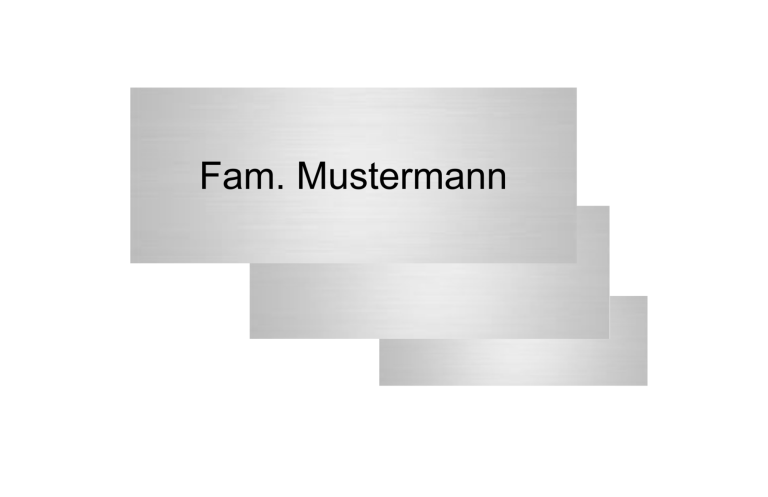 Kunststoffschilder in verschiedenen Größen Der Schriftzug "Fam. Mustermann" auf einem silberfarbenen Schild.