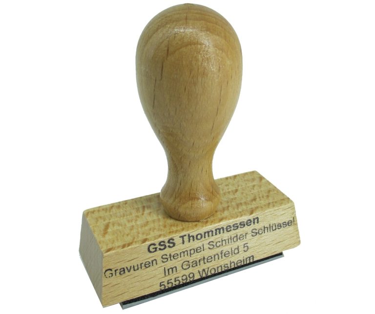 Holzstempel mit Namen und Adresse Holzstempel mit gravierter Aufschrift und rundem Stempelkopf.