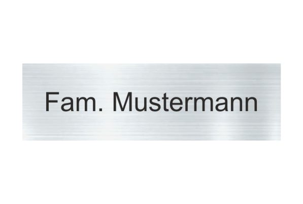 Kunststoffschilder in verschiedenen Größen Namensschild der Familie Mustermann auf einem metallischen Hintergrund.